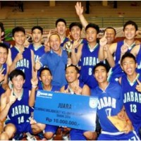 Tim putra Basket Jabar berfoto ber4sama dengan ketua Perbasi Jabar, HT Mamat Robby Suganda